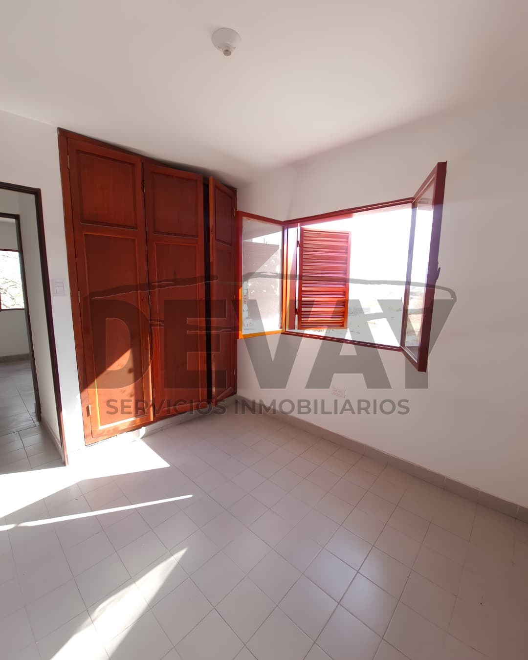 Habitción con vista exterior y amplio placard